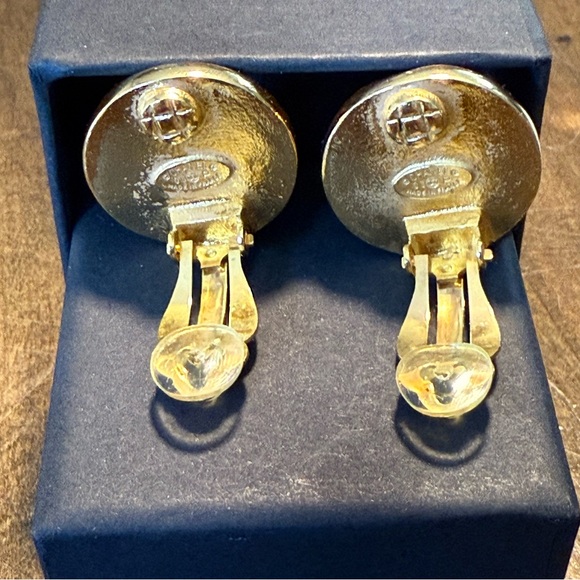 Chanel Vintage CC Logo Earrings - Picture 7 of 10